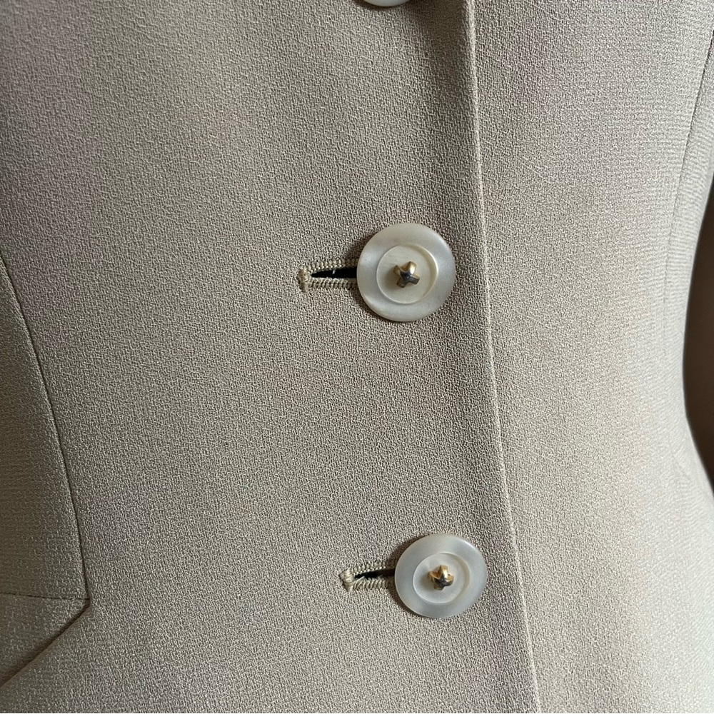 Jones New York tan skirt suit with double lapel, size 4 - Picture 3 of 9